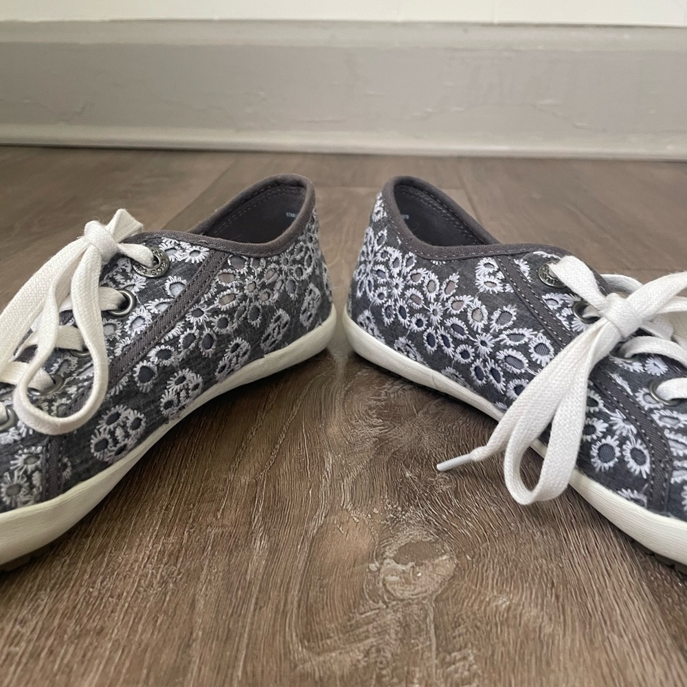 Taos Star Lite Grey Eyelet Shoes Lace Up Comfort Sneakers Embroidered ~ Sz 7 - Picture 6 of 12